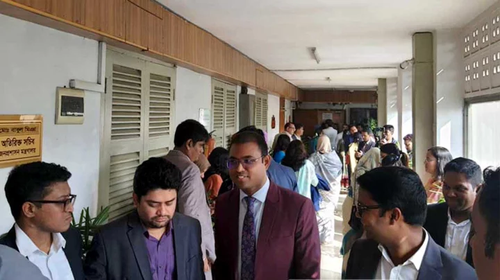 সংস্কার কমিশনের প্রস্তাবের প্রতিবাদে সচিবালয়ে কর্মকর্তাদের বিক্ষোভ